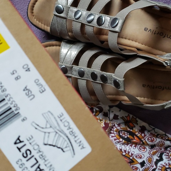 Comfortiva Kalista Anthracite strappy Sandal SZ.8.5 Gold Metallic Leather EUC - Picture 8 of 10